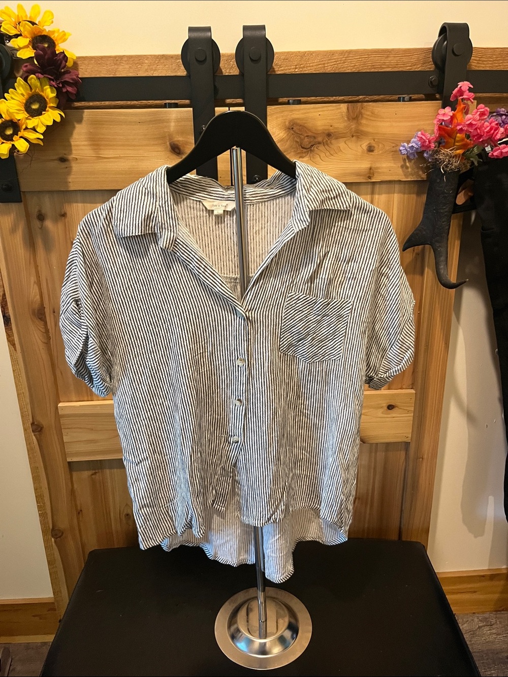 Sim & Sam Relaxed Short-Sleeve Button-Down Shirt in Moss Green & Cream Stripe